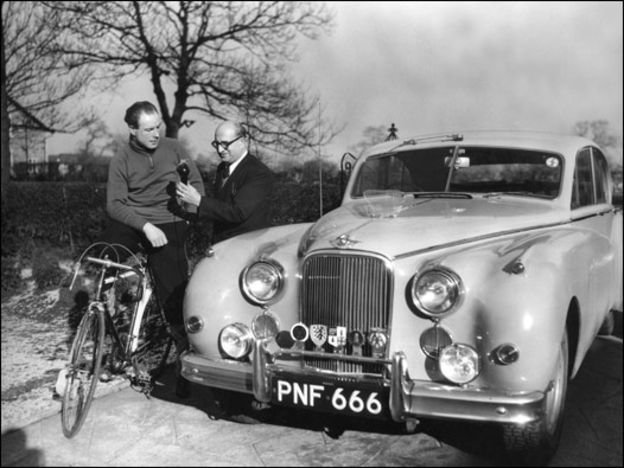Bisiklet şampiyonu Reg Harris ve BBC Türkçe'den Mehmet Refiğ. Yanlarında ise Harris'in, Monte Carlo Rallisi'ne katıldığı ama bir motor arızası nedeniyle yarışı tamamlayamadığı araba var. (03/02/1956)