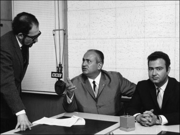 BBC Türkçe'den Hilmi Yavuz, İngiltere'de incelemelerde bulunan İstanbul Emniyet Müdürü Muzaffer Çağlar (solda oturuyor) ve Yabancılar Şubesi Müdürü Alaattin Sarp ile mülakata hazırlanıyor. (8/05/1968)