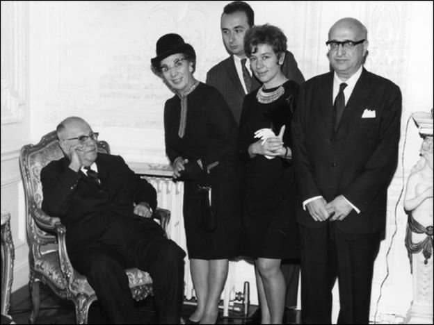BBC Türkçe, Kasım 1967'de İngiltere'yi ziyaret eden Cumhurbaşkanı Cevdet Sunay'ın bu ziyaretine ait tüm ses kayıtlarını, Sunay'a hediye etmişti. Bu fotoğraf daha sonra BBC Türkçe'nin yeni yıl kartpostalı olacaktı. Resimde Sunay, Londra'daki Türk Büyükelçiliği'nde BBC Türkçe ekibi ile görülüyor. Soldan sağa: Cevdet Sunay, Mübeccel Argun, Reşit Aşçıoğlu, Şadan Karadeniz ve Mehmet Refiğ. (2/11/1967)