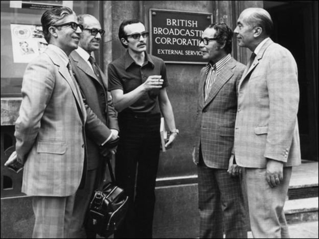 İngiltere'ye incelemelerde bulunmak için gelen Türk hükümetinden dört kişilik bir heyet BBC Türkçe'yi de ziyaret etmişti. Fotoğrafta, heyet Londra'daki Bush House yayın binasının dışında görülüyor. Soldan sağa: Milli Eğitim Bakanlığı proje direktörü Eyüp Yaşar, sanayi yönetimi kurumu projesinin koordinatörü Sadi Gencer, BBC Türkçe'den Mustafa Gerçeker, mimari profesörü Gündüz Özdeş ve Milli Eğitim Bakanlığı inşaat bölüm başkanı Selim Umul. (1973)