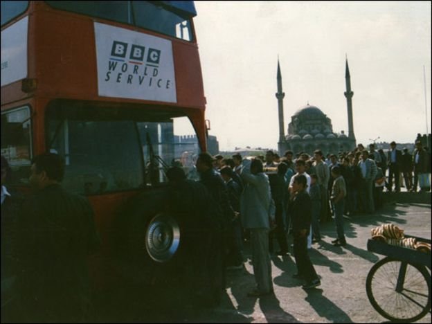 Türkiye'yi dolaşan BBC Dünya Servisi otobüsünün önünde uzun bir kuyruk oluşmuştu. Otobüs, gittiği tüm şehirlerde büyük bir ilgi ile karşılanıyordu.
