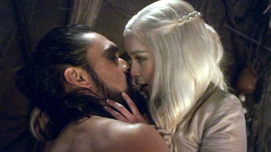 Emilia Clarke: “Tuvalete gidip ağlıyordum sonra dönüp sevişme sahnesini çekiyorduk”