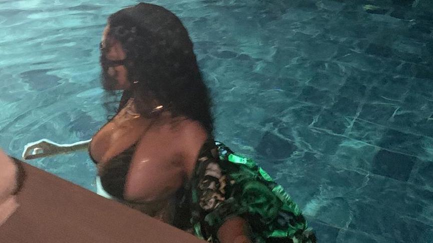 Rihanna Fenty markasının ürünlerini havuzda tanıttı