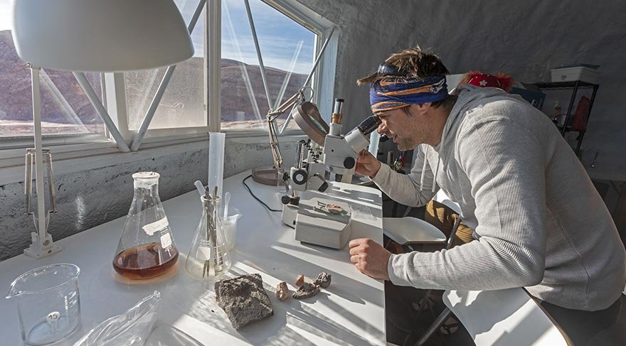 ABD'de Utah eyaletinde Hanksville şehri yakınlarındaki San Rafael Swell'de bulunan Mars Çöl Araştırma İstasyonu (MDRS), Mars Topluluğu tarafından inşa edilen ve yönetilen dünyadaki dört benzetilmiş Mars yaşam alanından ikincisi.