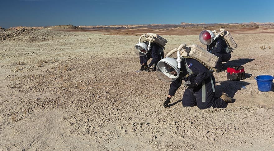 Astronotlar ve araştırma ekipleri, Hab olarak da bilinen iki katlı, sekiz metrekarelik silindirik 'Habitat'ta iki hafta geçiriyor.
