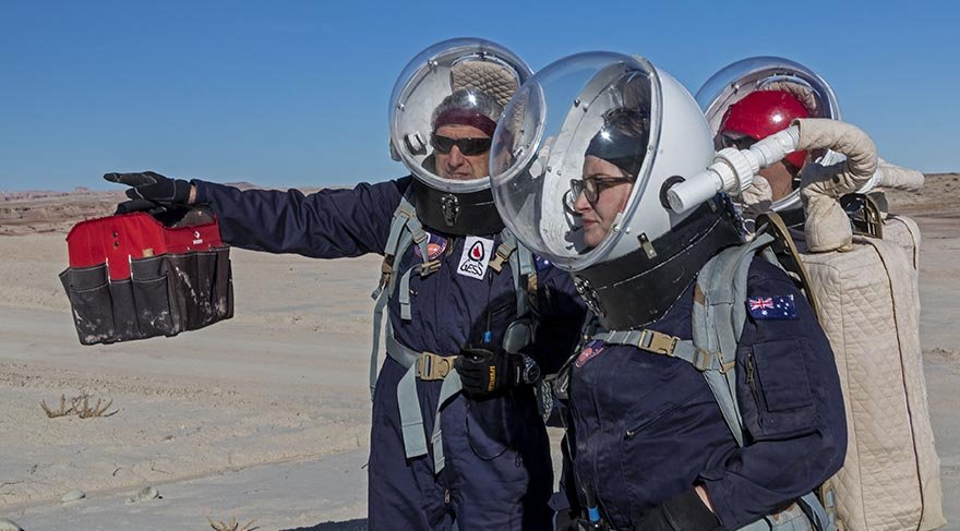 Hab dışına çıktıklarında simüle edilmiş Mars ortamına giriyorlar.