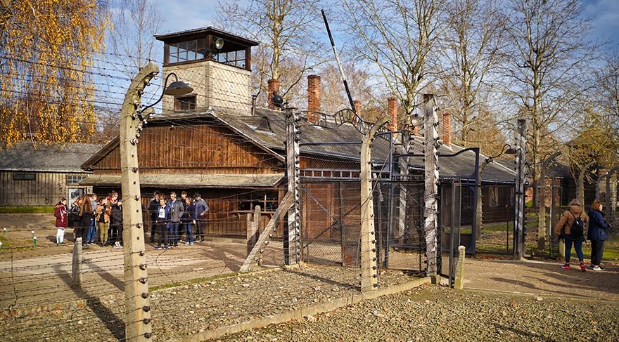 1940'tan 1945'e kadar Nazilerin en büyük ölüm kampı olan Auschwitz-Birkenau, üç ana aktarma merkezinden ve düzinelerce küçük kamptan oluşuyordu.