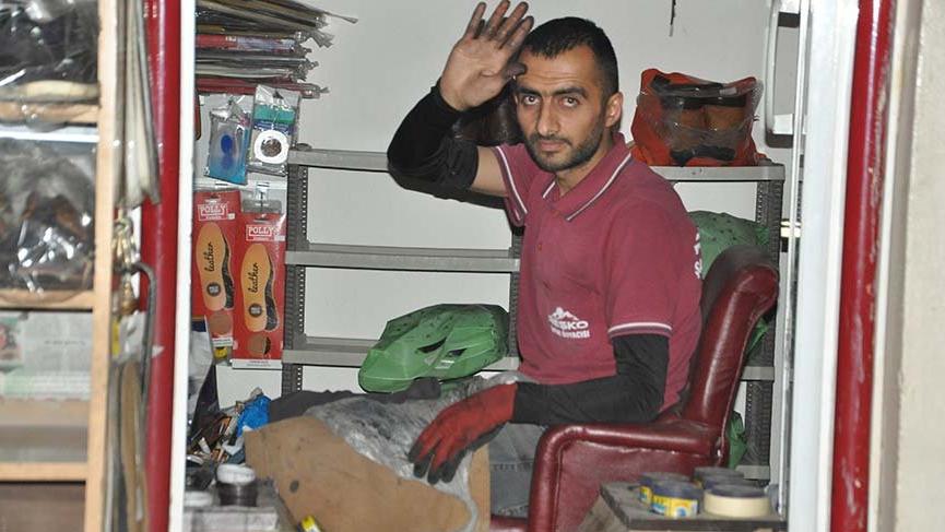 Atanamayan öğretmen adayı ayakkabı boyacısı oldu