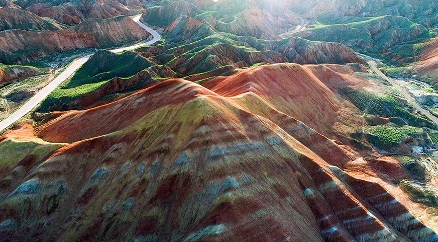 Çin'in Kuzeybatısındaki Gansu eyaleti sınırları içinde bulunan Zhangye Danxia Jeolojik Parkı, büyüleyici renkleriyle insanları cezbediyor.