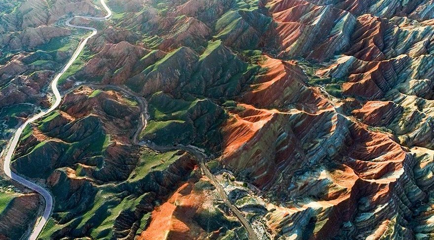 Tortulaşmış mineral birikintilerinin milyonlarca yıldır katmanlaşması ile oluşan rengarenk tepecikler, 'Gökkuşağı Dağları' olarak da isimlendiriliyor.