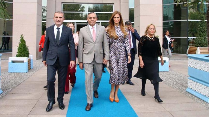 Venezuela Yüksek Adalet Mahkemesi Başkanı Maikel Moreno ile Miss Venezuela World güzeli eşi Debora Menicuci, İstanbul Adalet Sarayı'nı ziyaret etti. ile ilgili görsel sonucu