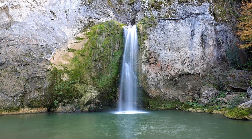 Kastamonu'nun Pınarbaşı ilçesine 12 km. uzaklıkta Ilıca Köyü sınırlarında olan Ilıca Şelalesi, suyun döküldüğü yerde oluşan doğal havuz ve çevresi çeşitli bitki örtüsü ile kaplanmış egzotik bir görünüme sahip.