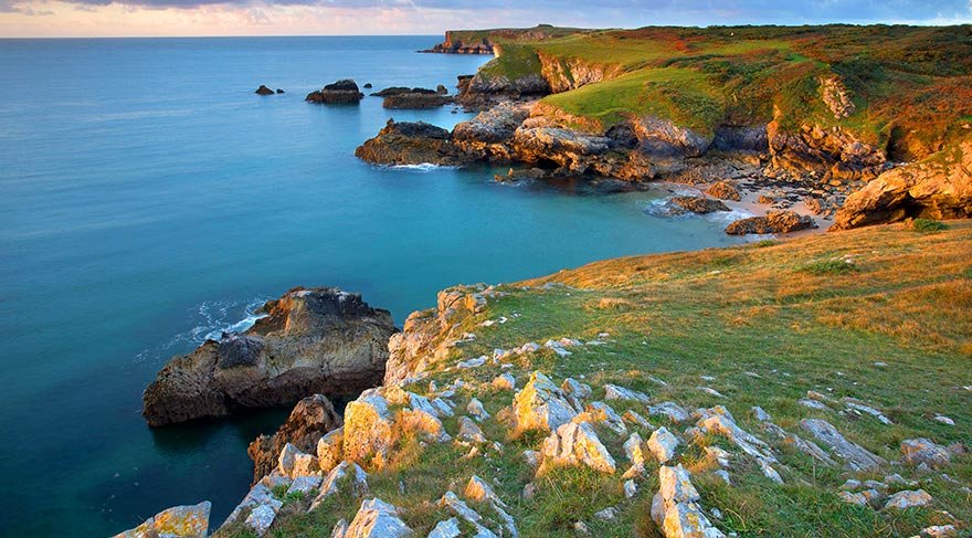 Kültür turizminde de iddialı olan Pembrokeshire'da, Neolotik Çağ'dan kalan 5000 yıllık Carreg Samson dolmeni, Gallerin koruyucu azizinin doğduğu ve daha sonra adının verildiği Saint Davis Katedrali, Pembroke, Tenby ve Manorbier kaleleri ilçenin köklü tarihinin izlerini sürmek isteyenlere önemli ipuçları veriyor.
