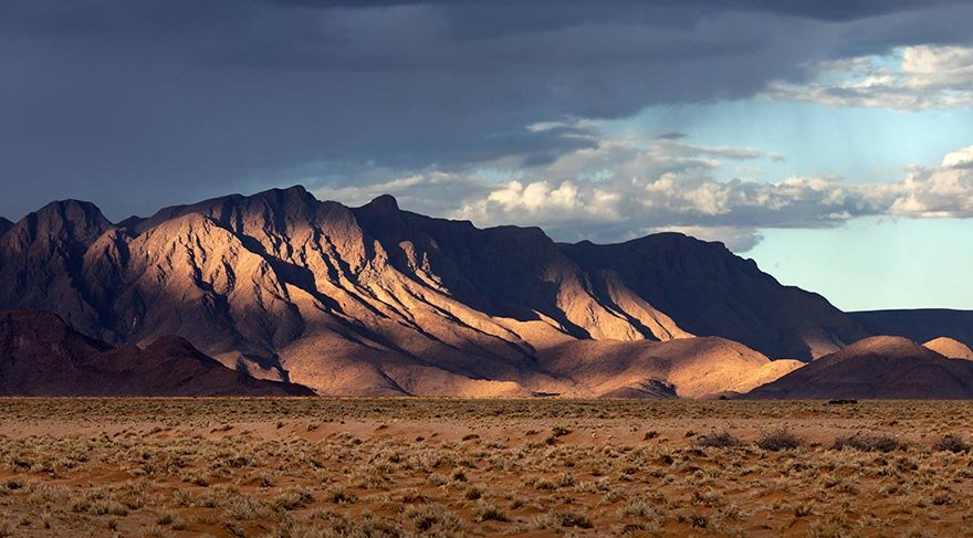 Atlantik kıyısı boyunca uzanan Namib Çölü'nden adını alan ülkenin uçsuz bucaksız kızıl çölleri 50 bin km2'den fazla bir alanı kaplıyor.