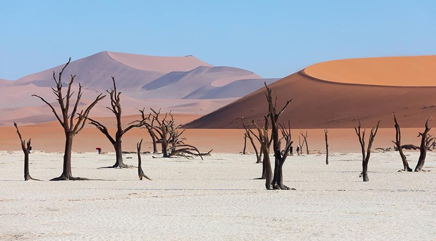 Bunlar arasında görsel olarak en etkileyici olanı, çok sayıda kum tepesi bulunan Sossusvlei.