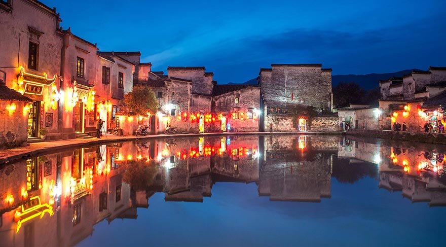 Çin'in Anhui eyaletinin güneyinde Huizhou bölgesinin Yi ilçesinde yer alan antik Hong Köyü, masalları çağrıştıran atmosferiyle ziyaretçilerini büyülüyor.