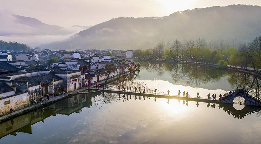 Huangshan Dağı'nın güneybatı yamaçlarında yer alan köyde, Ming ve Çing hanedanlarından kalma yaklaşık 150 konut yer alıyor.