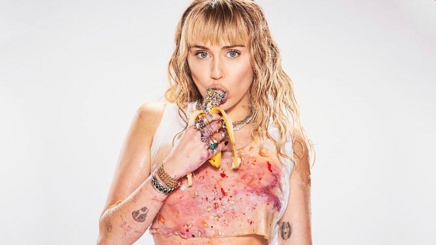 Miley Cyrus saçlarını kestirdi imajını değiştirdi