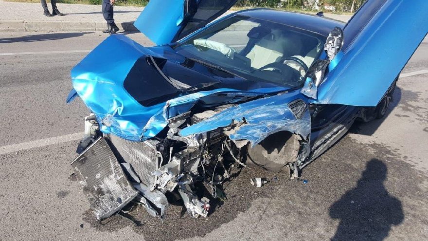 Önce bariyere sonra kamyona çarptı! Hurdadan sağ çıktı…