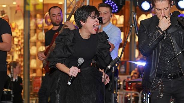 Aydilge, Yeşilay etkinliğinde “Kafamız hiçbir maddeye ihtiyaç duymadan kendiliğinden güzel” dedi