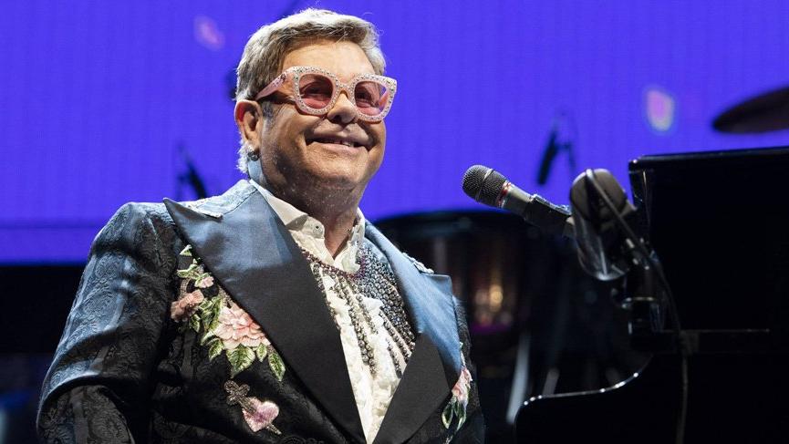 Elton John, sahneye bez bağlayarak çıktığını itiraf etti
