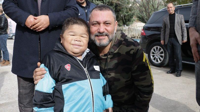 Hüsnü Şenlendirici’den engelli öğrencilere moral