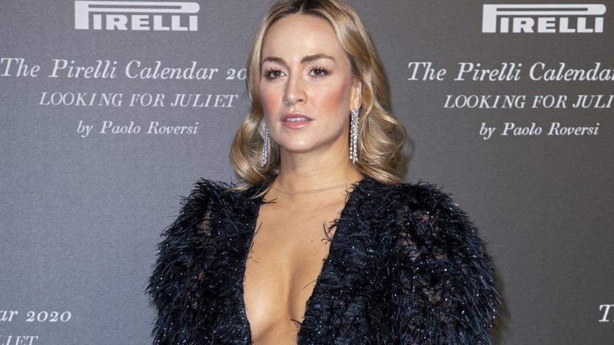 Carmen Jorda kırmızı halıdaki cesur dekoltesiyle dikkat çekti