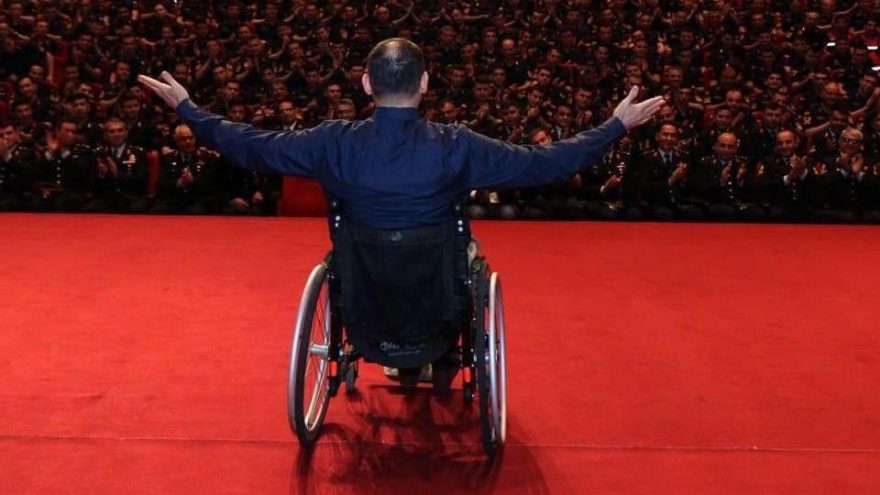 Yüzbaşı Ozan Bahar’ın tekerlekli sandalye ile çıktığı akademik yolculuğun hikayesi