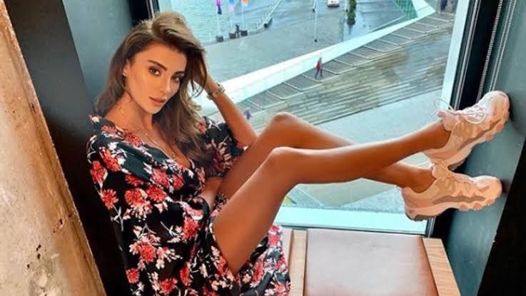 Özge Ulusoy, sokak hayvanları için kıyafetlerini satıyor