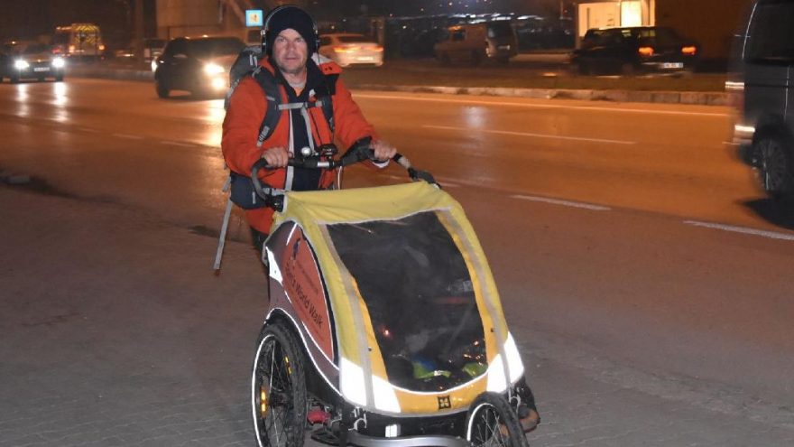 İngiliz yazar Tom Fremantle, 435 gündür yardım için yürüyor