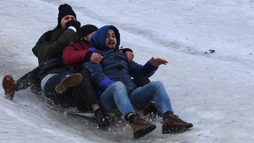 Ayder Yaylası’nda şambrelli kayak keyfi