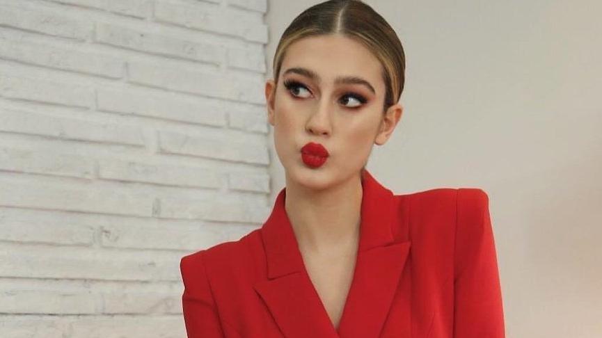 Itır Esen’in göğüs dekoltesi dikkat çekti