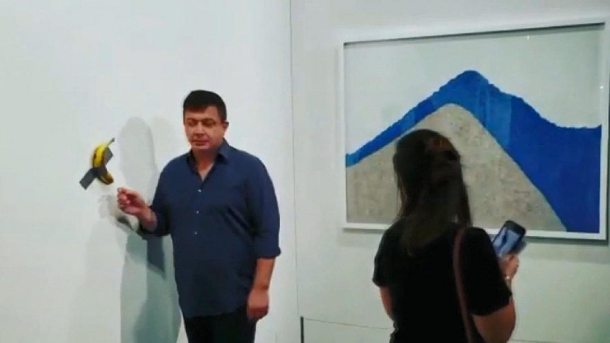 ‘Aç Sanatçı’ 120 bin dolara satılan ‘sanat eseri’ndeki muzu yedi