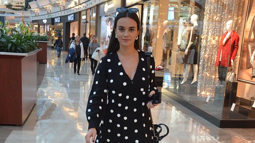 Hande Soral yalnız başına