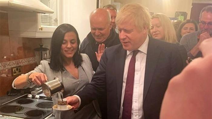 Türk şarkıcı, İngiltere Başbakanı Boris Johnson’a kahve yaptı
