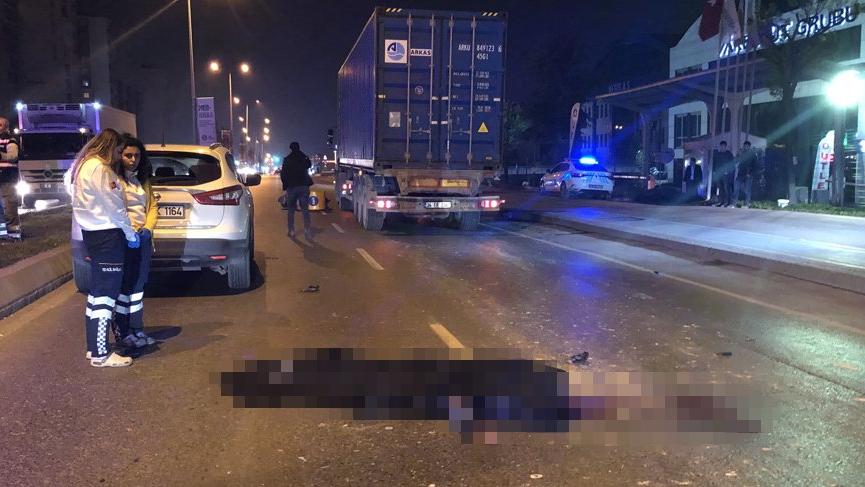 Motosikletli Kurye Tir Ile Otomobilin Arasinda Kalarak Hayatini Kaybetti Son Dakika Haberleri