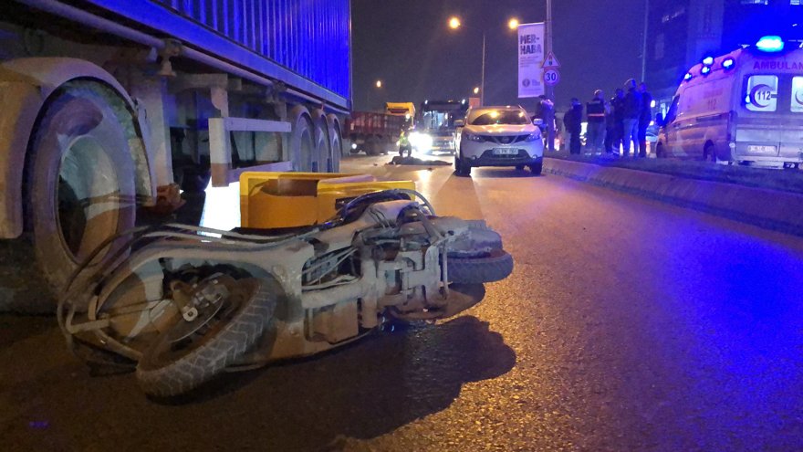 Motosikletli Kurye Tir Ile Otomobilin Arasinda Kalarak Hayatini Kaybetti Son Dakika Haberleri