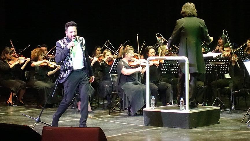 Çağla Şıkel eski eşi Emre Altuğ’u yalnız bırakmadı