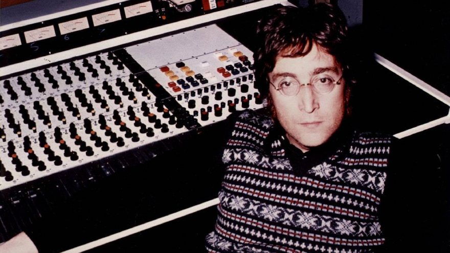 John Lennon’ın gözlükleri 1 milyon TL’ye satıldı