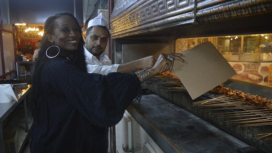 Michael Jackson ve Whitney Houston’un vokalisti kebap pişirdi