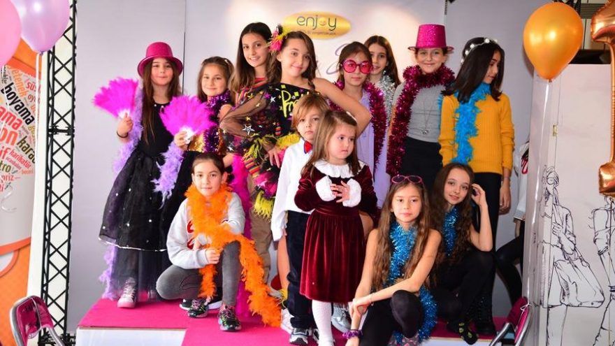 Cemiyetin ünlü isimleri çocukları ile podyuma çıktı