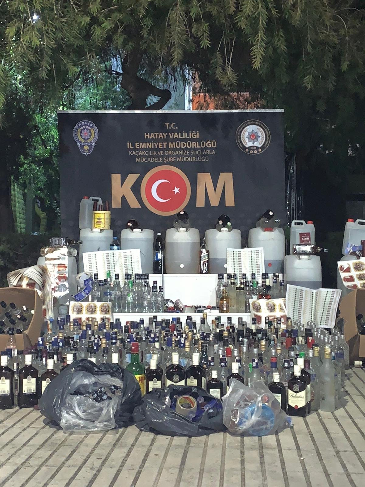 Hatay: 131 şişe gümrük kaçağı viski, votka, likör, 107 litre sahte içki viski, votka, 147 litre etil alkol