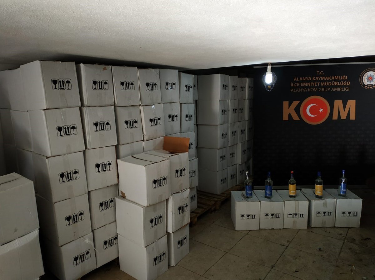 Antalya: 2 bin 484 şişe sahte votka, cin