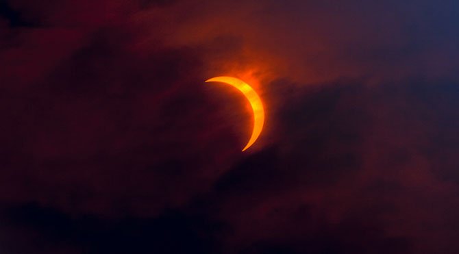 Oğlak burcu, dünya astrolojisine göre, hükümetler, İnşaat sektörü, düzen ve sistem kurmak, toplumsal prestij, sağlıkta dişler-kemikler, yaptırım gücünü elinde tutan kişiler, yargıçlar, iktidar partisi, genel kurmay başkanı, komutanlar, mühendisler, anıtlar müzeler, tarihi yerler, tarihi eserler, eski yapılar, eski binalar, köklü kurumsal firmalar sembolizmi arasında yer alır.