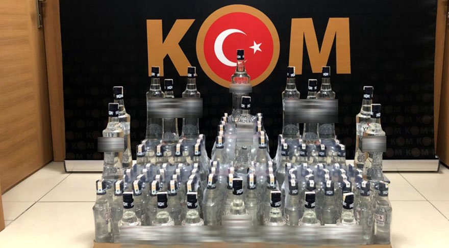 Yılbaşına günler kala piyasaya sahte ve kaçak içki sürmek isteyenler fırsat kolluyor. Son bir haftada Türkiye genelinde yapılan operasyonlarda tonlarca sahte rakı, viski votka ve şarap yakalandı. Sahte şarap rekoru 117 bin 800 litreyle Mardin'de... Malatya'da ise tek seferde 8 bin litre sahte rakı yakalandı.