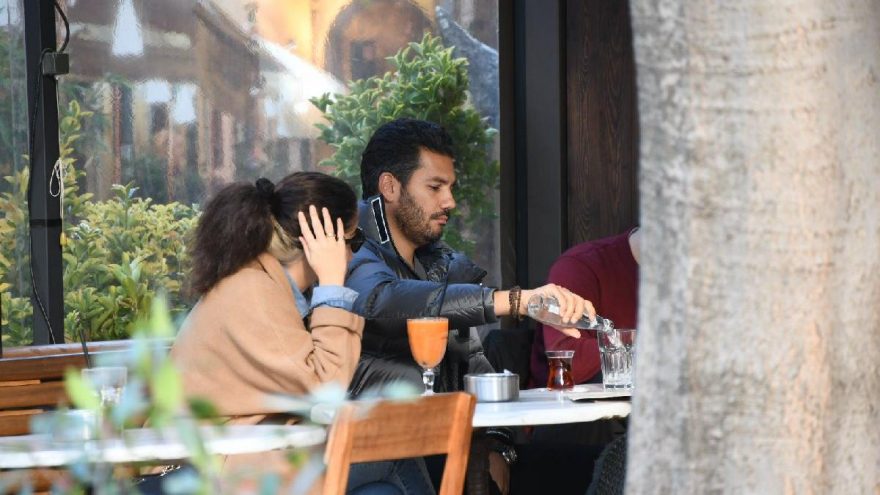 Rüzgar Çetin’in yanındaki kadın, kameraları görünce panikledi