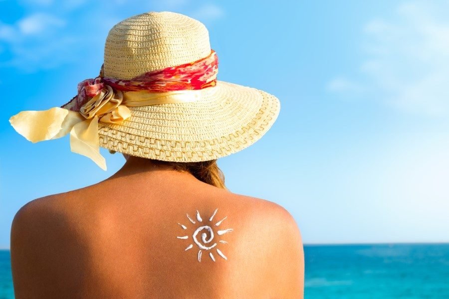 Cilt hücreleriyse canlıdır ve morötesi ışınlara tepki verebilir, ayak uydurabilir. Güneş ışığı cildimize değdiğinde vücudumuz melanin üreten hücrelere bağlanan ve ek koruma için daha fazla melanin meydana getirmelerini sağlayan bir hormon üretir. Bu melanin epidermisin alt tabakasında yer alır ve üst katmanlara tırmandıkça koyulaşır. Bu da zaman içinde, sizi güneşten koruyan bronzlaşma etkisini doğurur.Morötesi ışığa uzun süreli maruz kalmak cildin hücresel DNA'sına da zarar verebilir ve bu hasarlı hücreler cilt kanseri riskini artırır. Güneş banyosu ve sürekli güneş yanıkları bu riski daha da katlar. O yüzden saçınızın rengi iyice açılana kadar güneşte kalabilirsiniz ama güneş kreminizi eksik etmeyin.