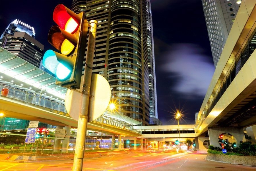 Trafik ışıkları neden kırmızı, sarı ve yeşildir?</br></br>Trafik ışıkları uygulamasına, önceleri demiryollarının trenleri kontrol için uyguladığı sinyaller örnek alınarak başlandı. Demiryolları idaresi kırmızı rengi 'dur' sinyali olarak seçmişti. Kırmızı renk asırlar boyu tehlikenin, tahribatın simgesi olmuştur. Demiryolları ilk faaliyete geçtiği 1830'lu yıllarda 'ikaz' ışığının rengi yeşil, 'geç' ışığının ise beyazdı. Bir süre sonra beyaz sinyal problem yaratmaya başladı. Beyaz renkli 'geç' sinyali diğer sokak lambaları ile karıştırılabiliyordu. Ama daha da kötüsü 'dur' işaretlerine konulan kırmızı mercekler yerlerinden düşünce ışık beyazlaşıyor, 'geç' sinyali olarak algılanıyor ve kazalara yol açabiliyordu.