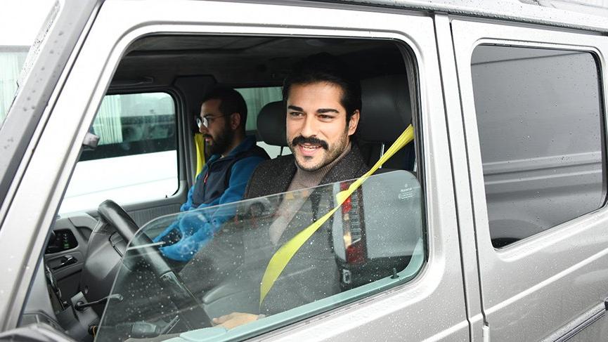 Burak Özçivit’in yol üstü pilav keyfi