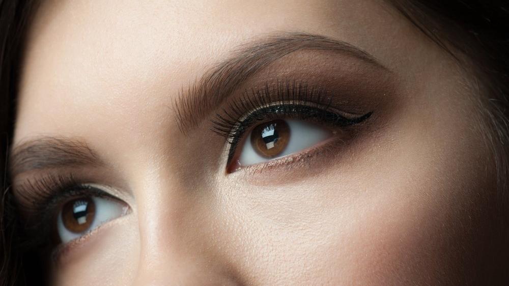 Kahverengi tonlarda göz makyajı nasıl yapılır?